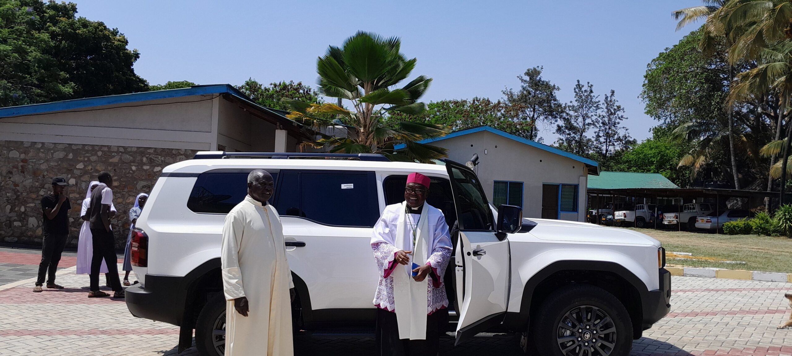 WAAMINI WATIMIZA AHADI YA GARI KWA ASK.MICHAEL MSONGANZILA