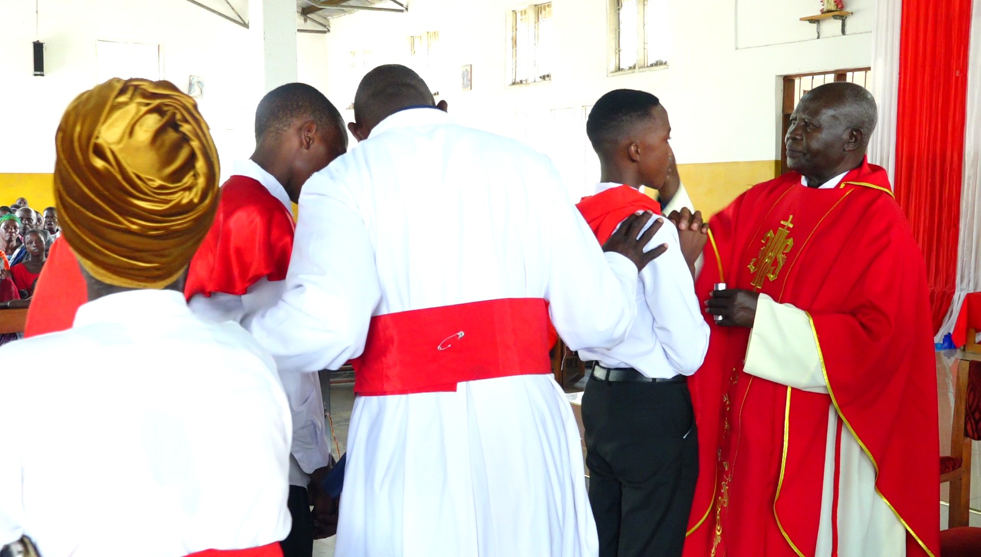 Waamimi 279 wa Parokia ya Makutano wapokea  Kipaimara .